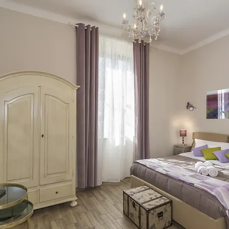 A Due Passi Dalla Torre Guest house