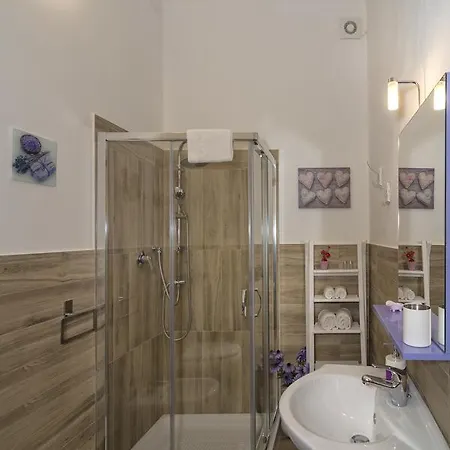 A Due Passi Dalla Torre Guest house